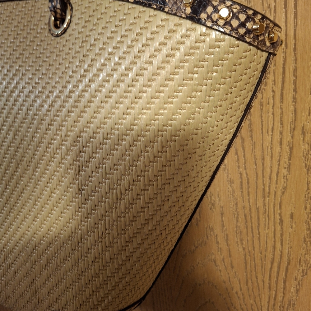 Michael Kors Izzy Meduim Fan Straw Tote - Picture 7 of 16